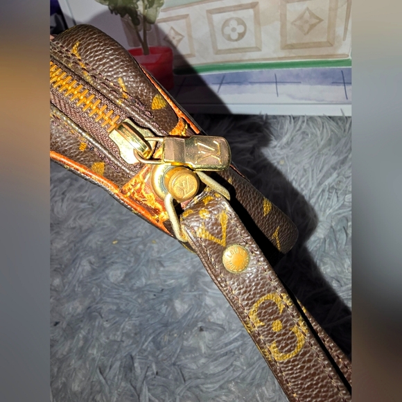 Louis Vuitton Signiture Monogram Vintage Wristlet/Clutch (EUC)(SEE PICS)(COA) - Picture 8 of 10